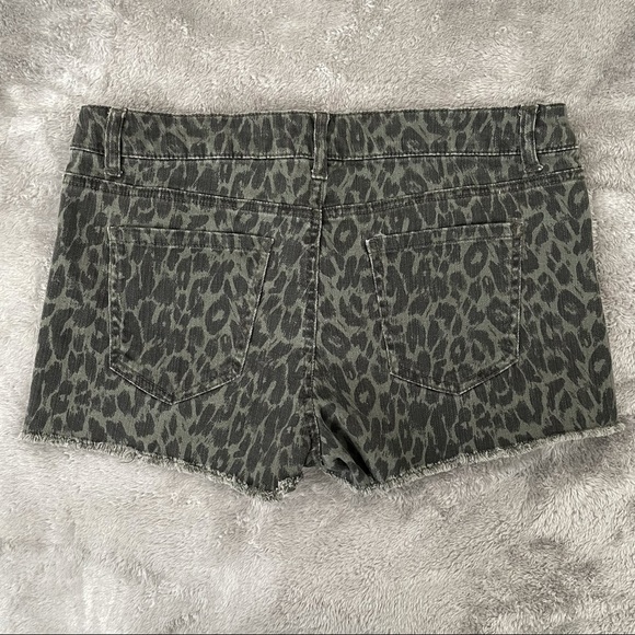 F21 Leopard Print Distressed Cutoff Jean Shorts 30 - Picture 2 of 5